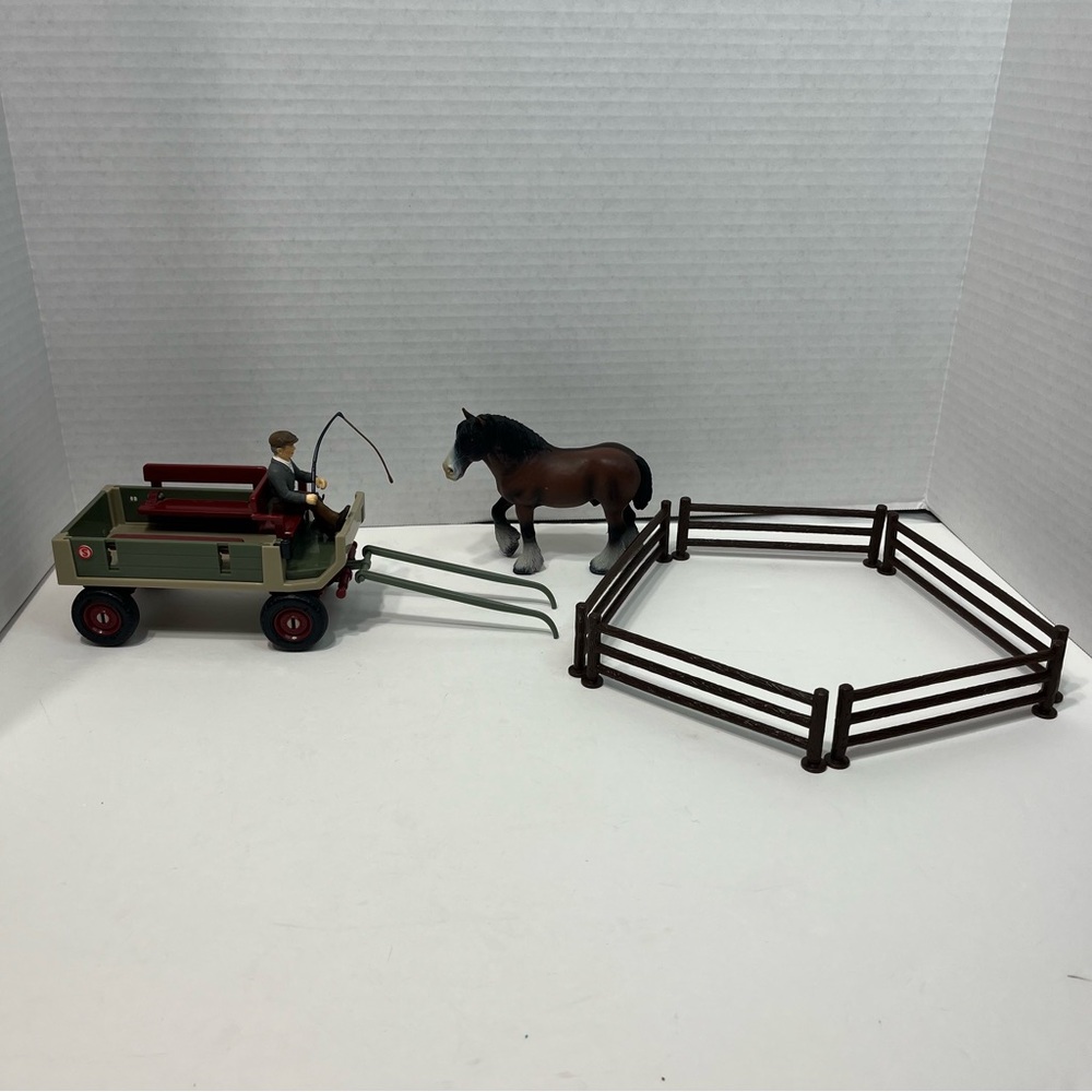 SCHLEICH Wagon driver horse and corral lot farm barn accessories